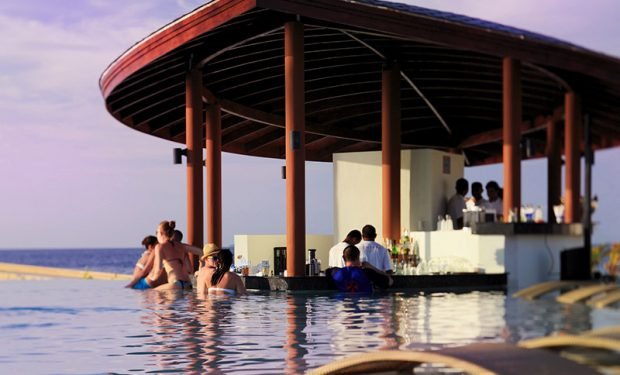 800x600 maldives waves pool bar