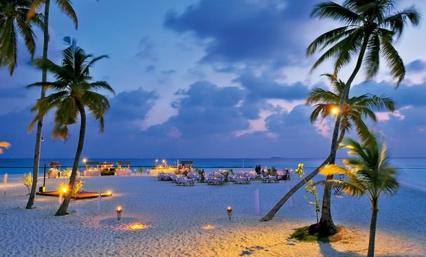 Halaveli maldives meeru beach restaurant buffet