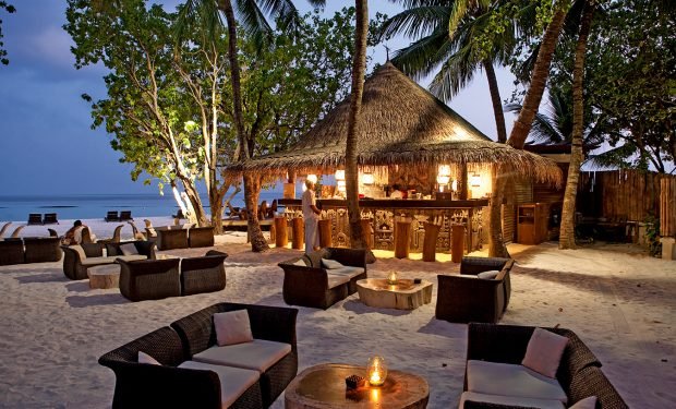 Moofushi maldives totem bar